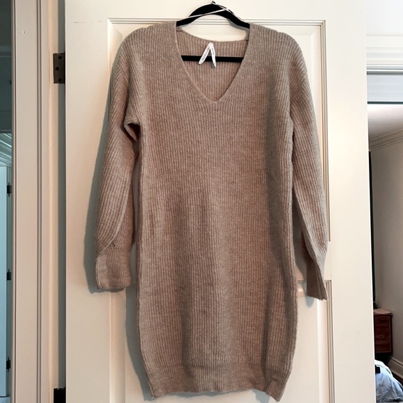 V-Neck oversize wool dress - Picture 1 of 6